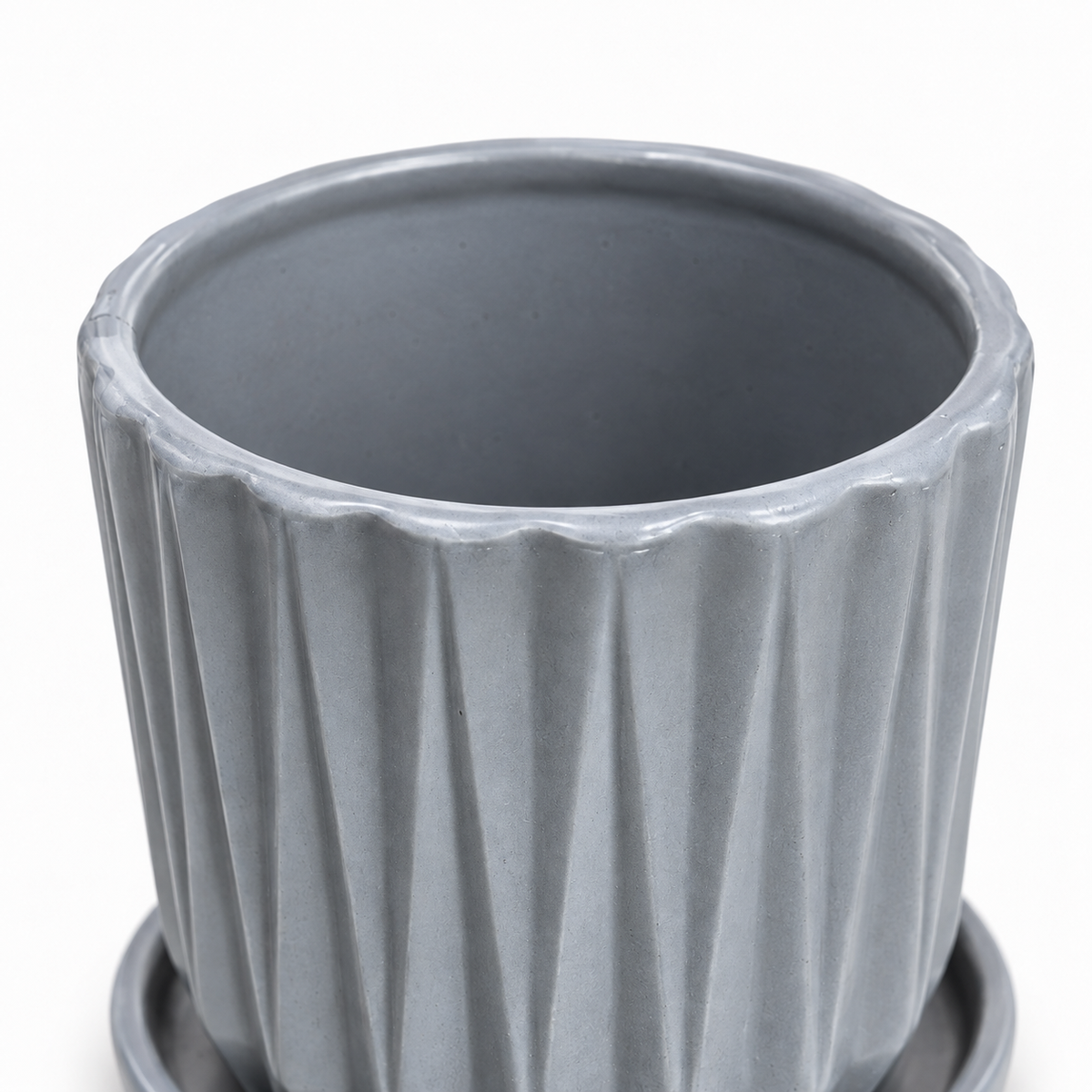 16 cm gray inverse diamond planter rim, inner ceramic and flutes close-up on white