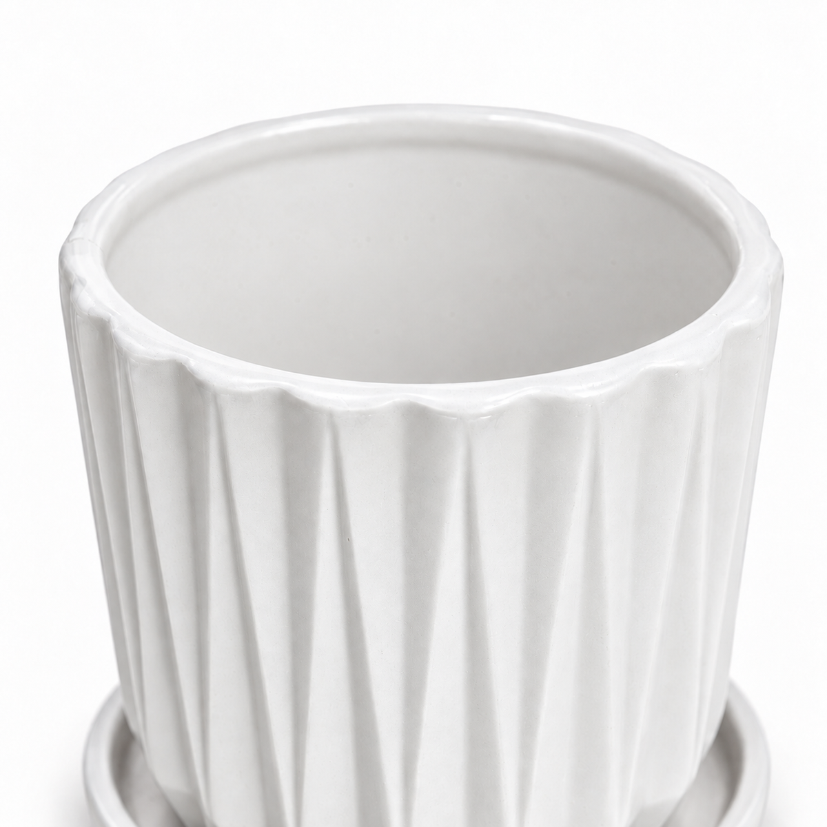 16 cm white inverse diamond planter rim, inner ceramic and flutes close-up on white