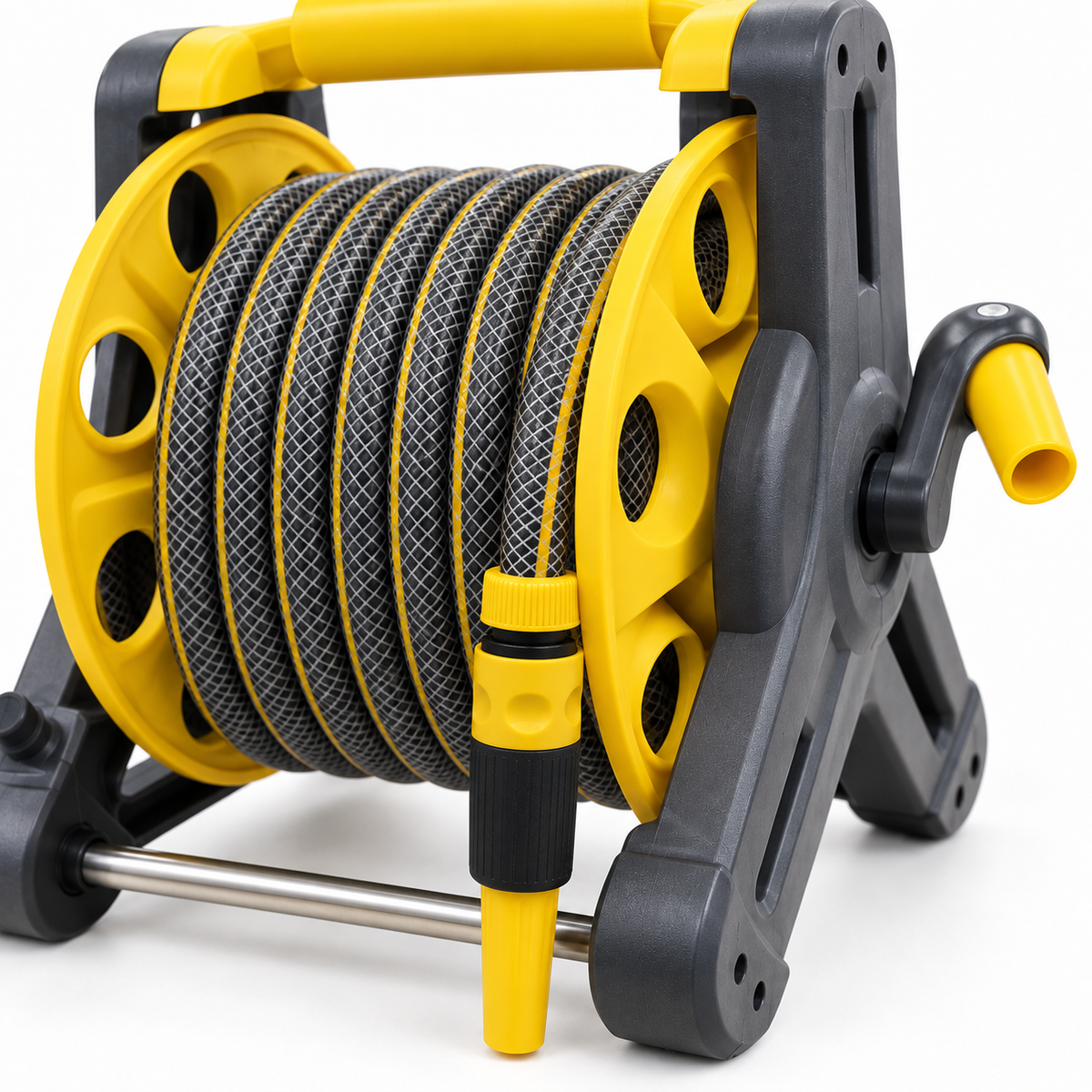 תקריב גלגלת השקיה Yellow של טרפלקס: צינור קלוע, גלגלת צהובה, פייה וידית גלילה על רקע לבן