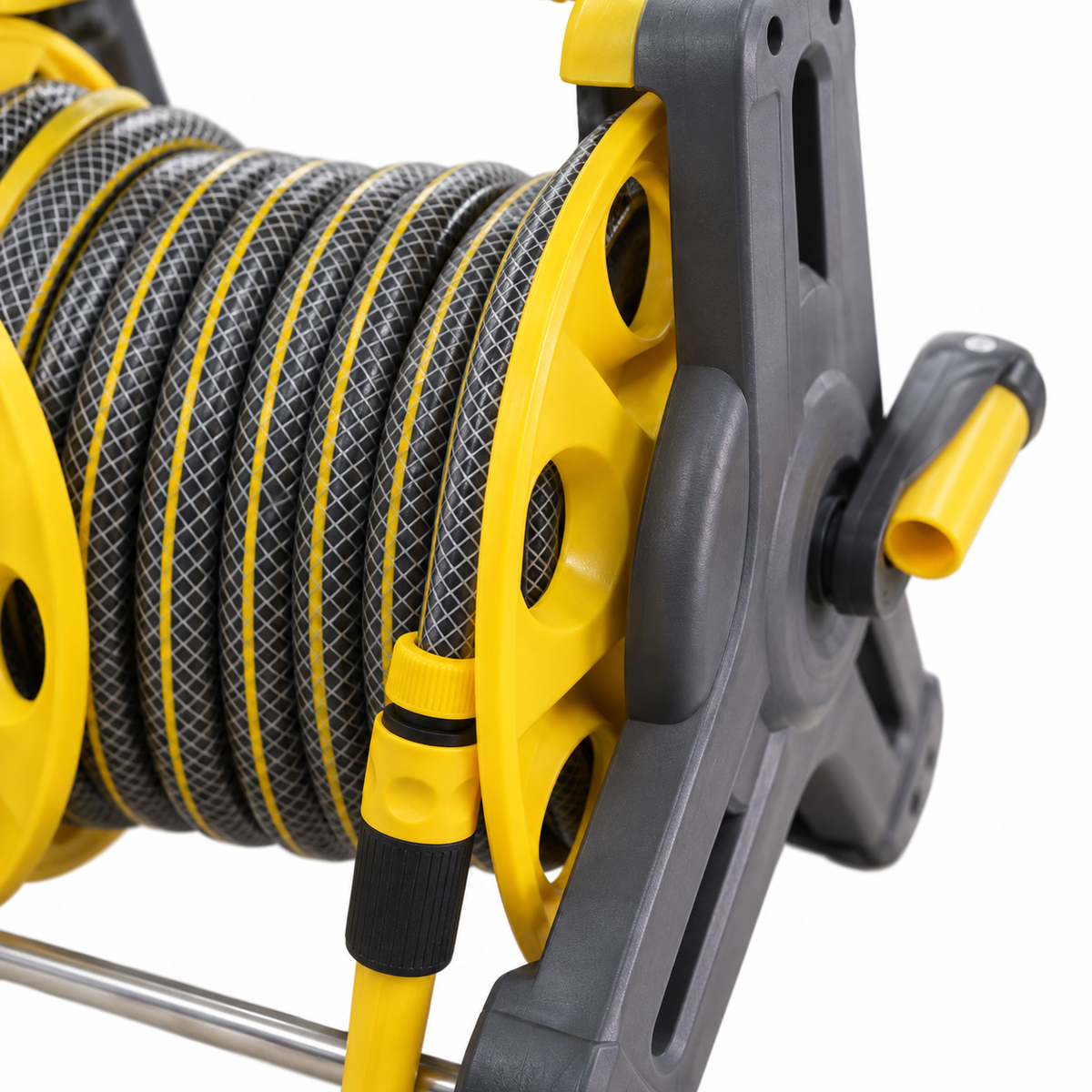 גלגלת השקיה עם צינור גן 1/2 אינץ' — Yellow מבית טרפלקס — תקריב על רקע לבן