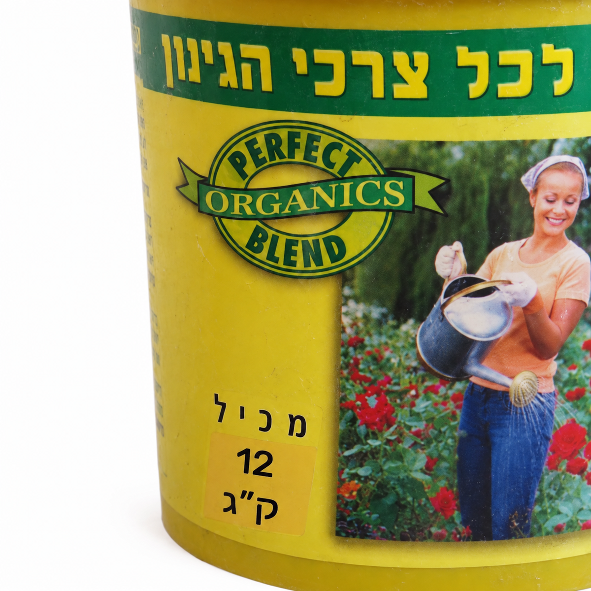 דשן אורגני 12 ק״ג — תקריב טבעי של התווית על הדלי על רקע לבן
